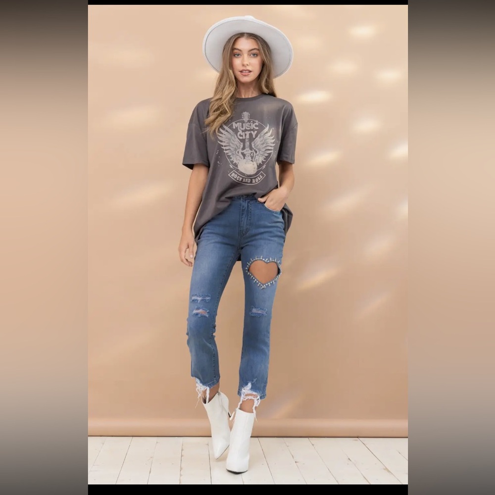 607. Heart cut-out raw hem Jean in medium wash
